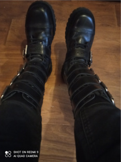 glany NEVERMIND - CZARNE (14 dziurek + 5 klamer) polerowane glany NEVERMIND - CZARNE (14 dziurek + 5 klamer) polerowane