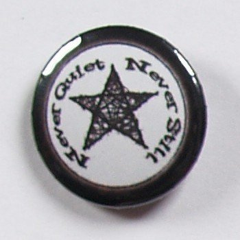 przypinka NEVER QUIET NEVER STILL