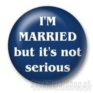przypinka I'M MARRIED BUT IT'S NOT SERIOUS Ø25mm