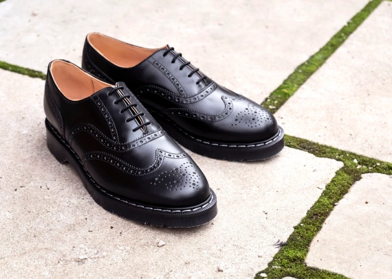 półbuty SOLOVAIR - 5 EYE OXFORD 'ENGLISH' BROGUE SHOE (BLACK HI-SHINE) S5-811-BK-G