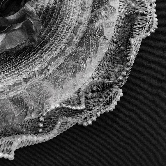 wiktoriański kapelusz DEVIL FASHION - WHITE AND GRAY VINTAGE GOTHIC