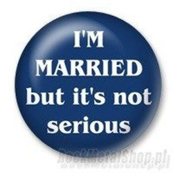 przypinka I'M MARRIED BUT IT'S NOT SERIOUS Ø25mm