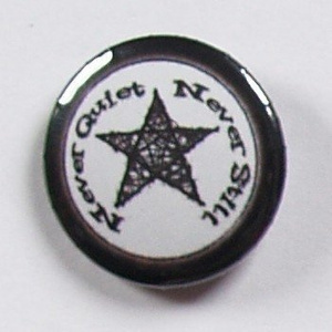 przypinka NEVER QUIET NEVER STILL