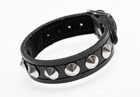 pieszczocha 1-rzędowa z ćwiekami CONE STUD 