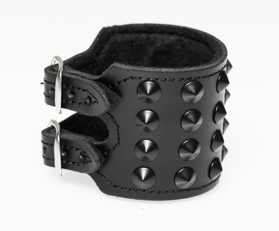 pieszczocha 4-rzędowa z ćwiekami CONE STUD black