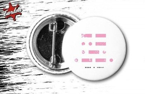 przypinka HEY - MURP biało-różowy