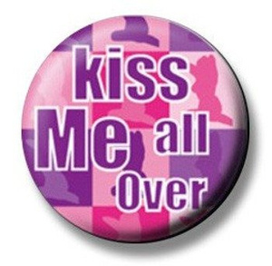 przypinka KISS ME