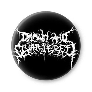 przypinka DRAWN AND QUARTERED - LOGO