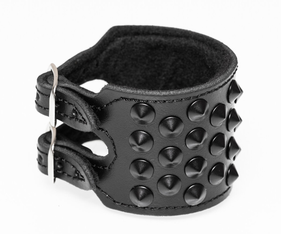 pieszczocha 7-rzędowa z ćwiekami CONE STUD black 
