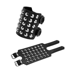 pieszczocha z ćwiekami cone_stud 5