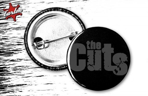 przypinka THE CUTS - LOGO czarno-szary